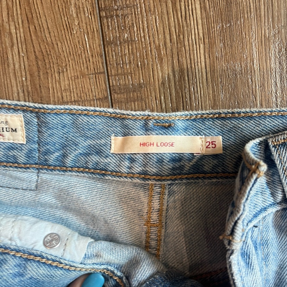Levis - Picture 4 of 4
